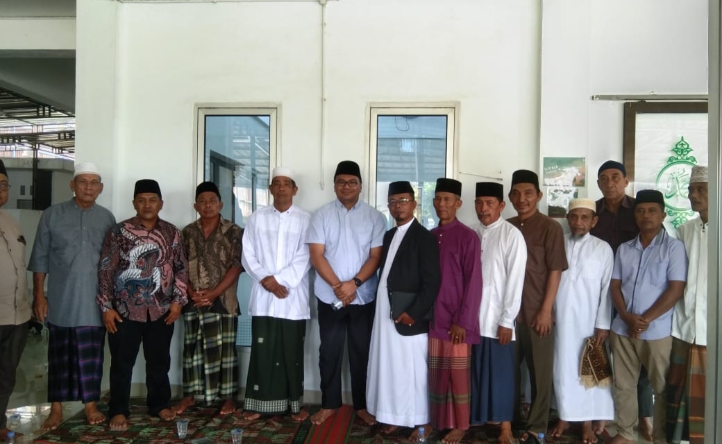 Asri Ludin Tambunan Bantu Plafon Masjid Al Barokah Desa Telagasari