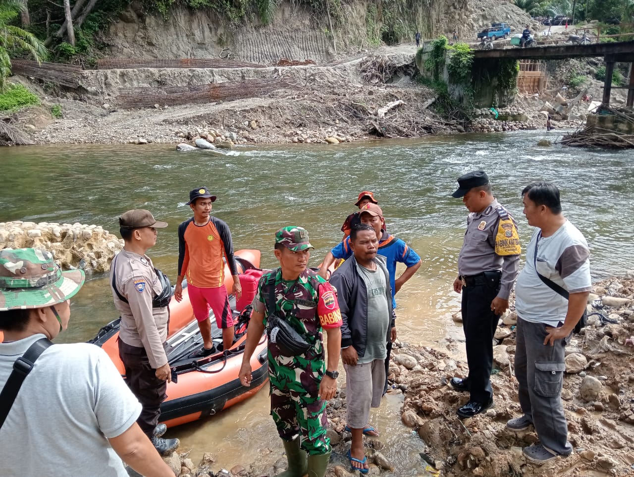 Pasutri Hanyut Di Sungai Aek Sibundong Sorkam, 1 Tewas 1 Hilang