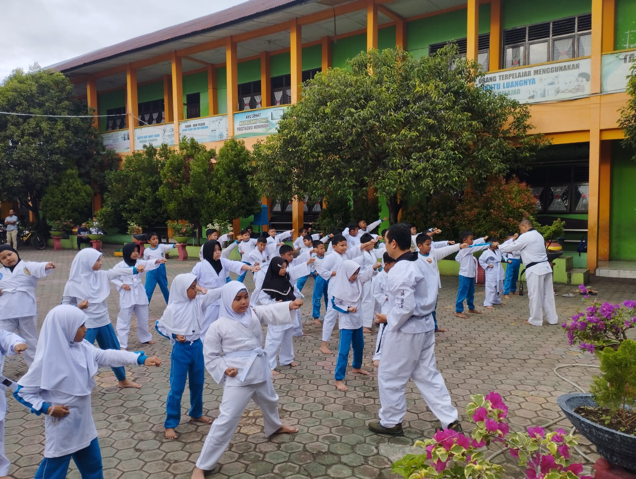 Ratusan Siswa MIN 1 Banda Aceh Ikuti Ekstrakurikuler Bela Diri