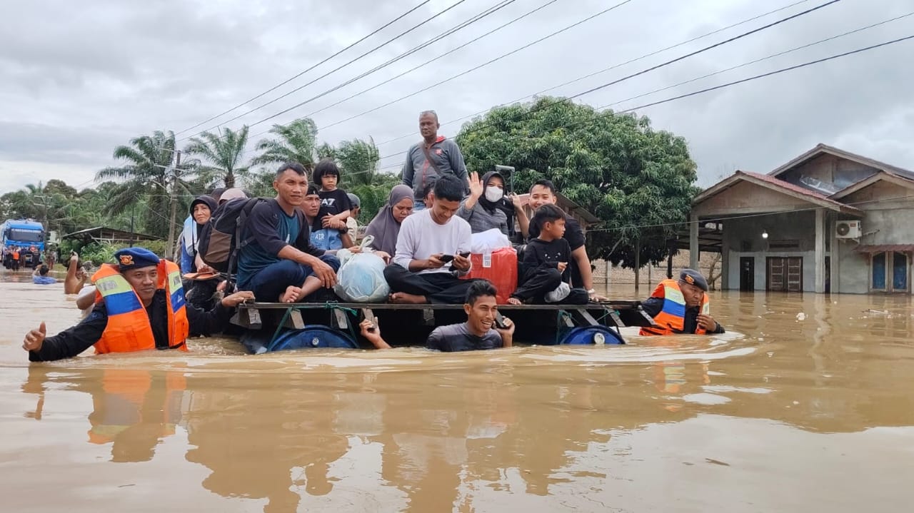 Jalan Nasional Diterjang Banjir, Transportasi Tapaktuan - Medan Lumpuh Total