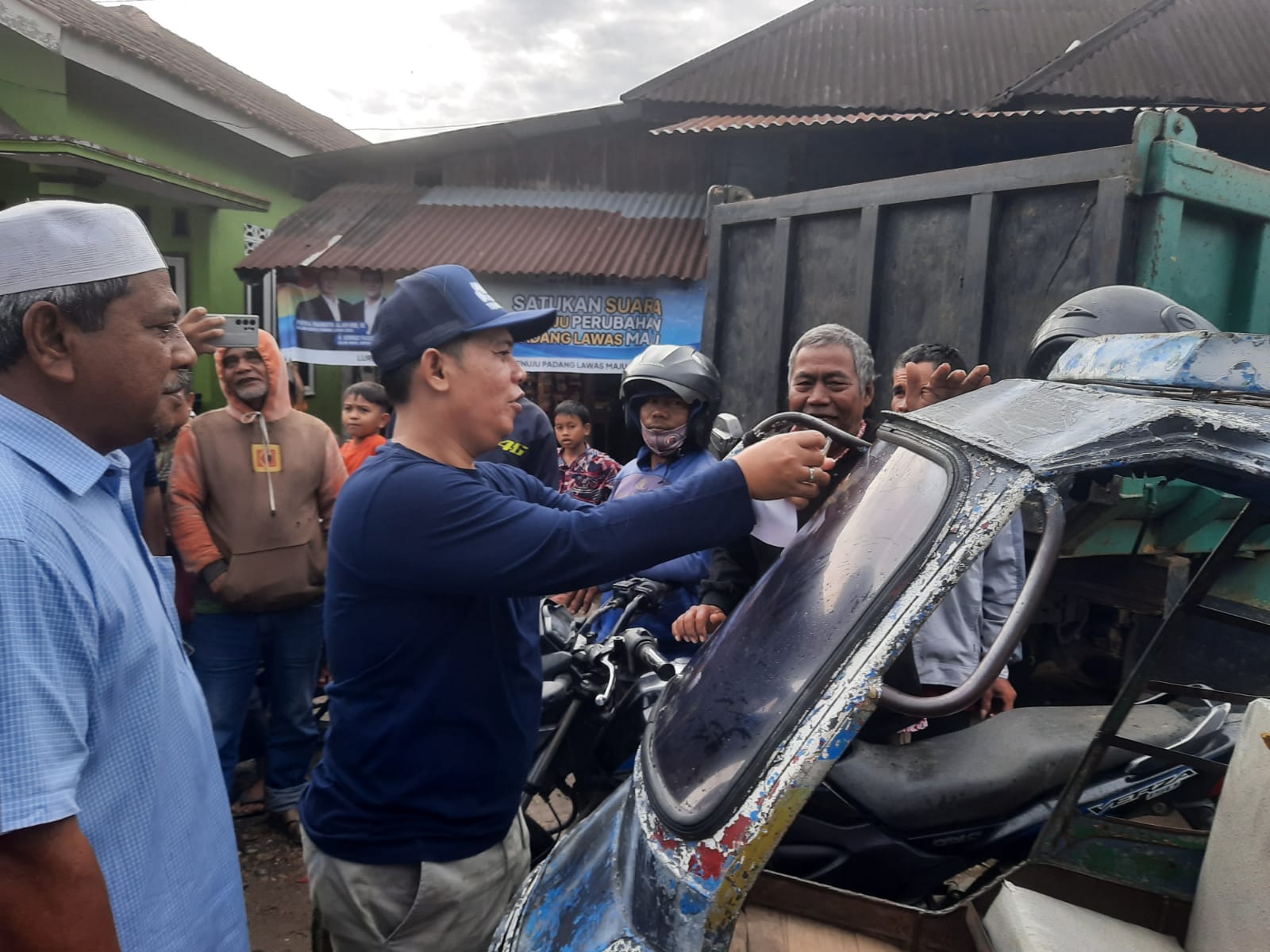 Putra Mahkota Sambangi Tukang Beca Bermotor Di Pasar Sibuhuan