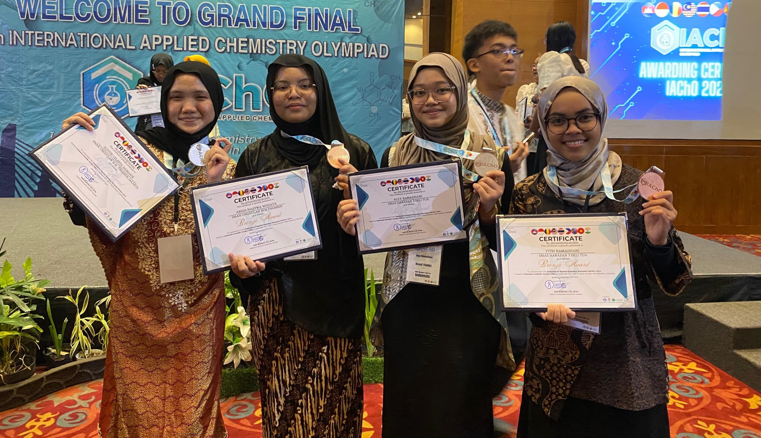 Siswa SMA Harapan 3 Delitua Raih Prestasi Ajang Internation Applied Chemistry Olimpad