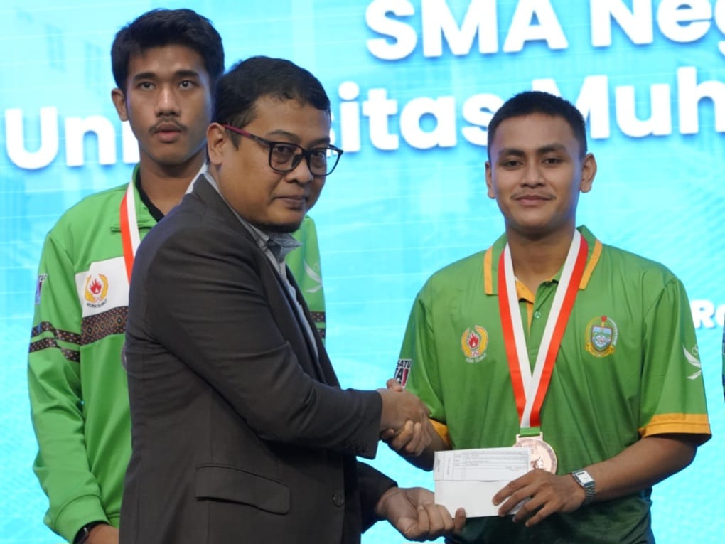 UMSU Serahkan Tari Asih 6 Mahasiswa Atlet Berpretasi PON Aceh-Sumut 2024