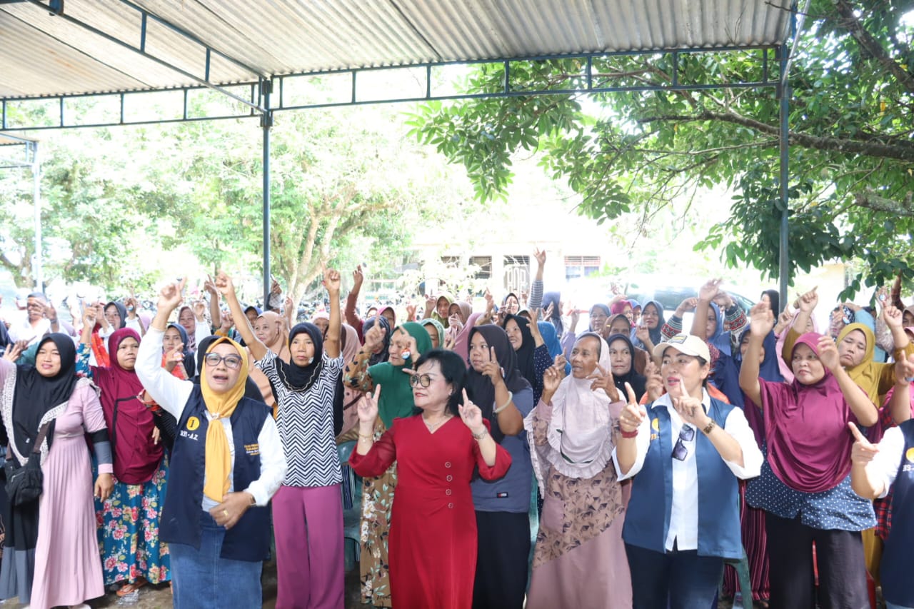Dengan Suara Bergetar Dan Terharu, Ibu Lansia Ajak Doakan RHS - AZI Menang Pilkada Simalungun