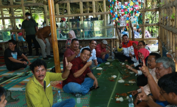 Seru, Radiapoh Makan Beralaskan Daun Pisang Bersama Tim Pemenangan RHS-AZI