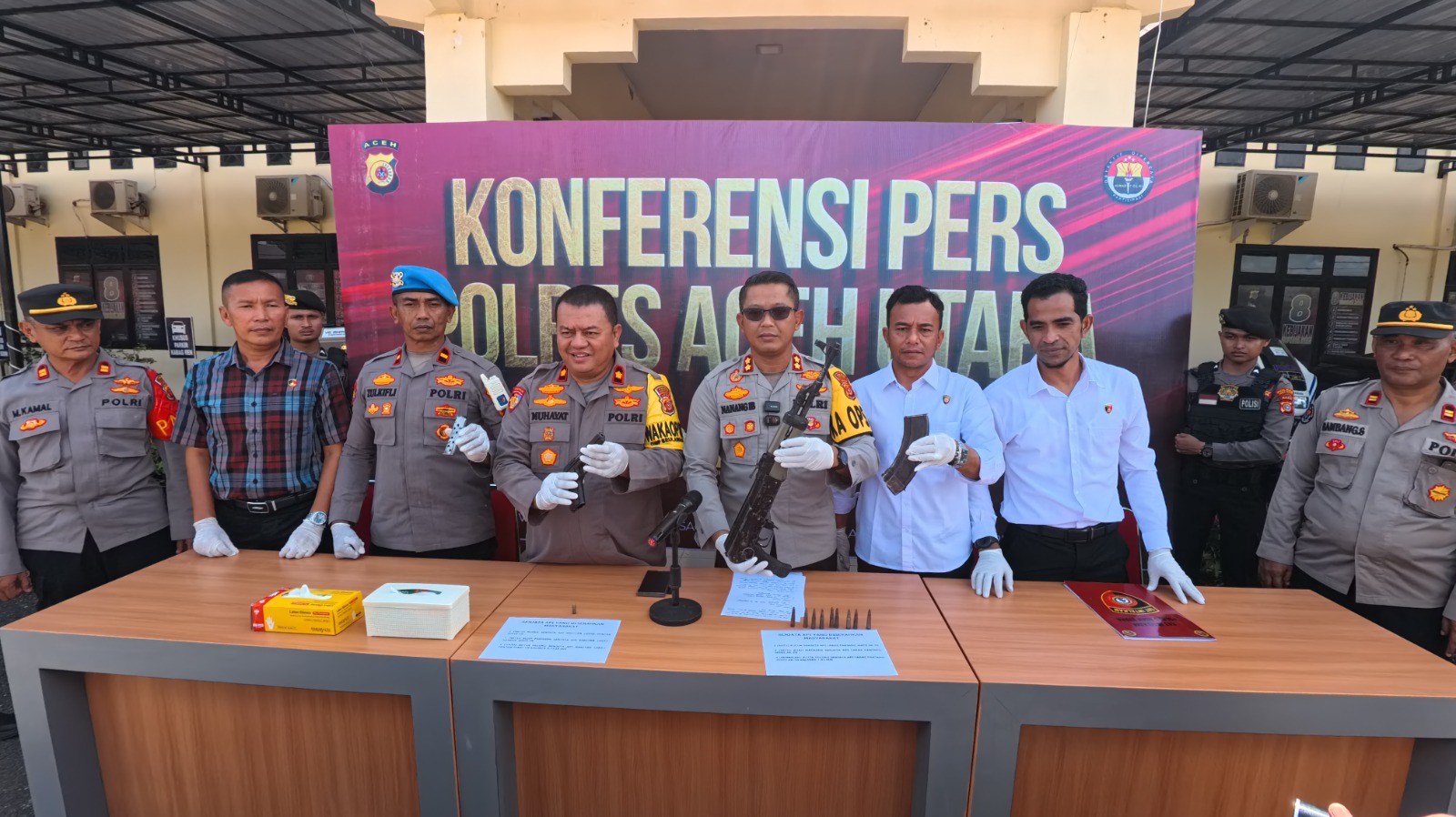 Demi Amannya Pilkada, Warga Serahkan AK-56 Dan FN Ke Polisi