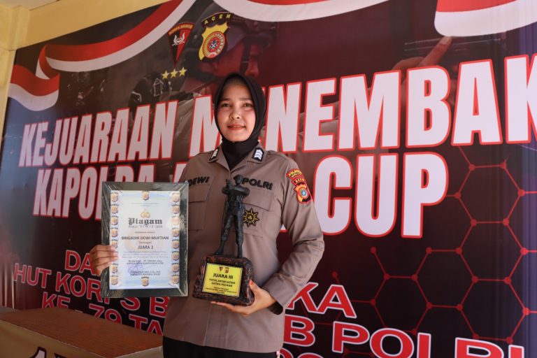 Brigadir Dewi Muftian Juara III Kejuaraan Menembak Kapolda Cup