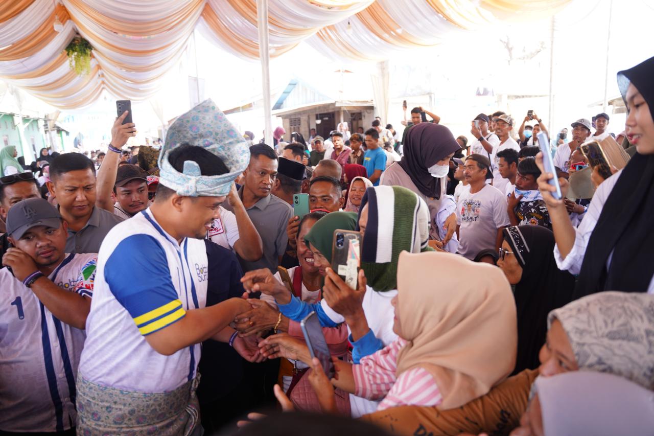 Emak-emak Di Pesisir Labuhanbatu Curhat Ke Bobby Nasution: Jalan Rusak Bikin Ibu Hamil Sulit Bersalin