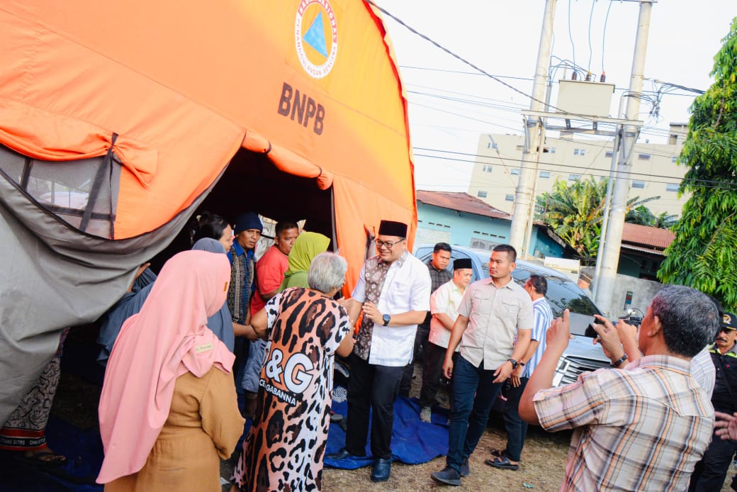 Respon Cepat Dr. Asri Ludin Tambunan Bantu Korban Kebakaran Di Tembung