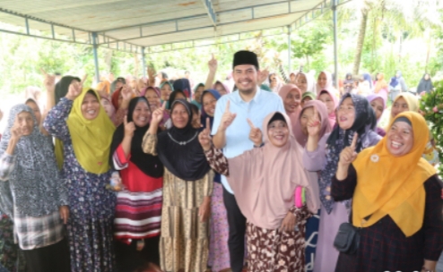 Ibu-ibu Sebut Azi Pratama Cawabup Simalungun, Muda, Cerdas Dan Ganteng