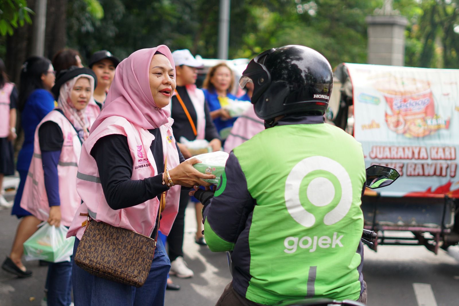 Sambut HLN Dan Hari Sumpah Pemuda, Srikandi PLN Dan PIKK Gelar Aksi Sosial