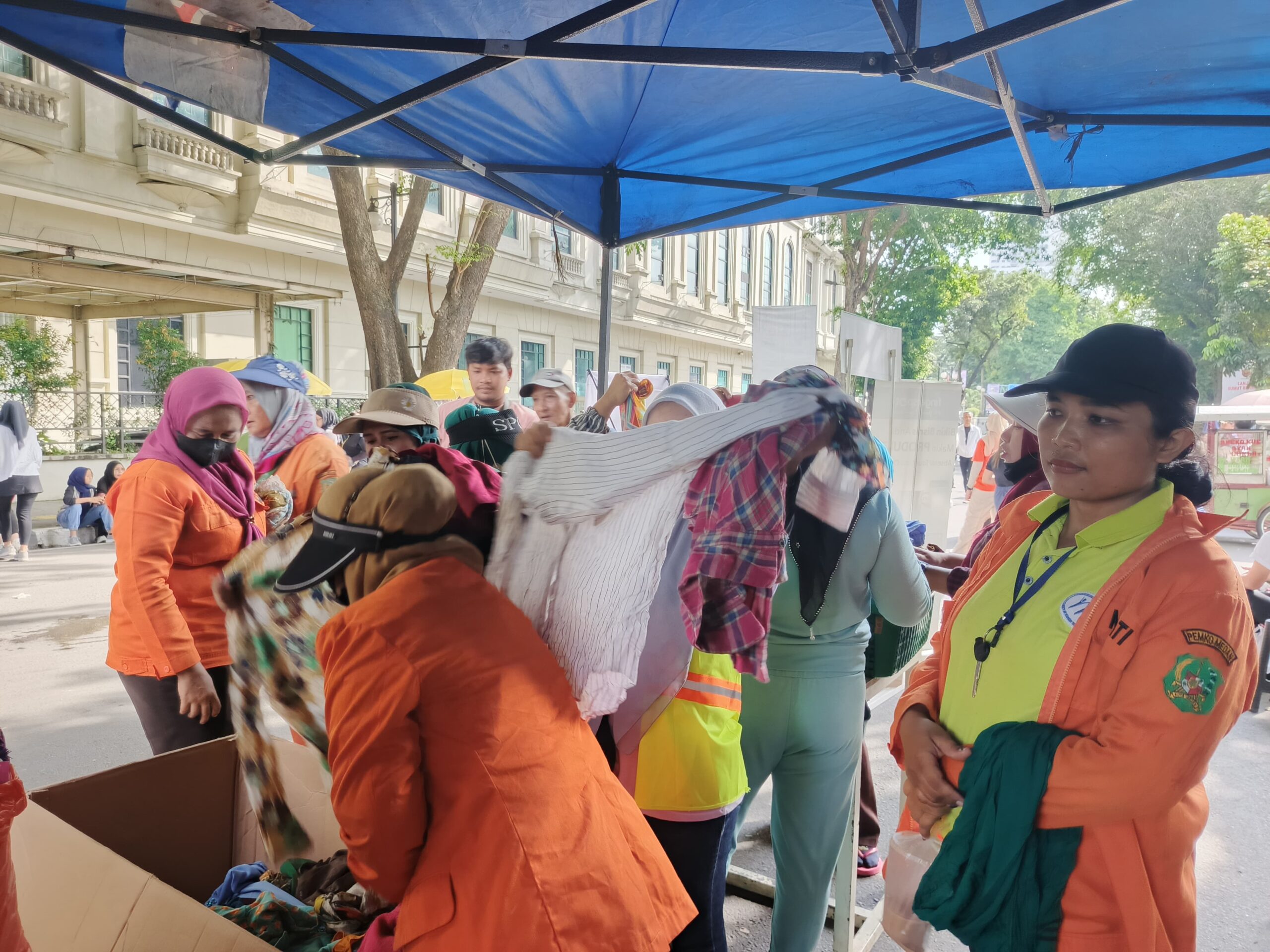 Komunitas Di Medan Bagi Pakaian Gratis Ke Petugas Kebersihan Saat Car Free Day