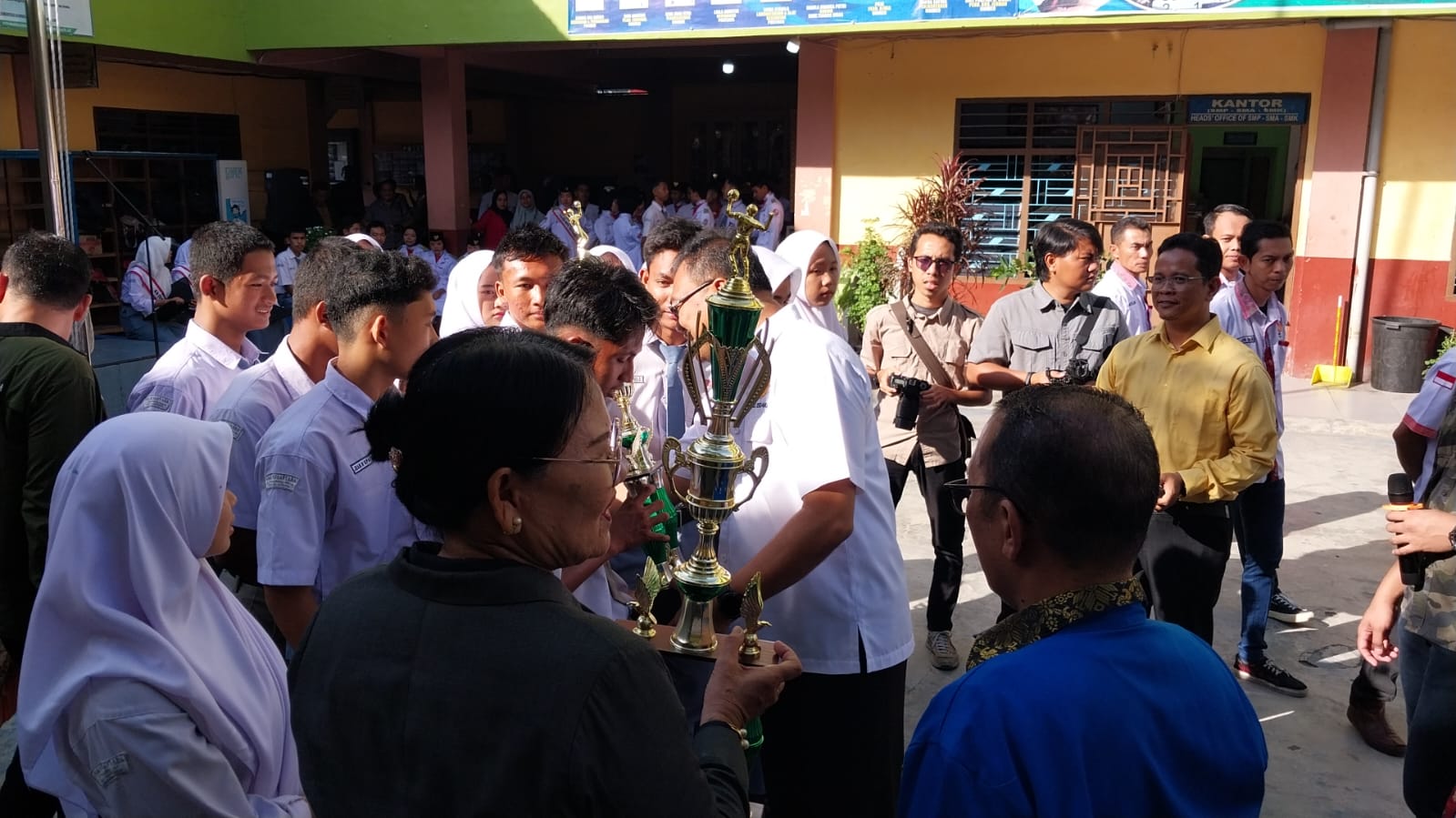 Ketum KONI Deliserdang Dr Asri Ludin Tambunan Dan Siswa Berprestasi