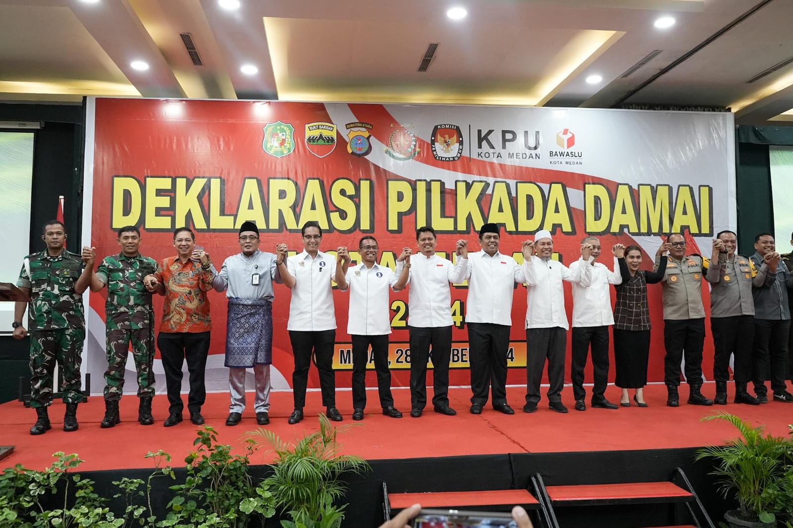 Aulia Rachman Saksikan Tiga Pasangan Calon Wali Kota Dan Wakil Wali Kota Medan Deklarasikan Pilkada Damai