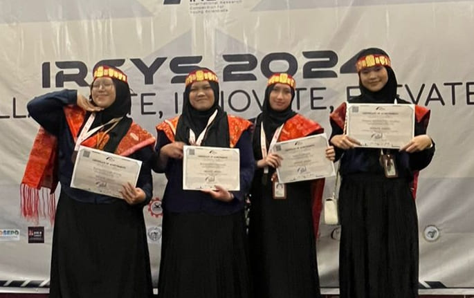 Tim Research SMA Harapan 3 Raih Medali Ajang IRCYS