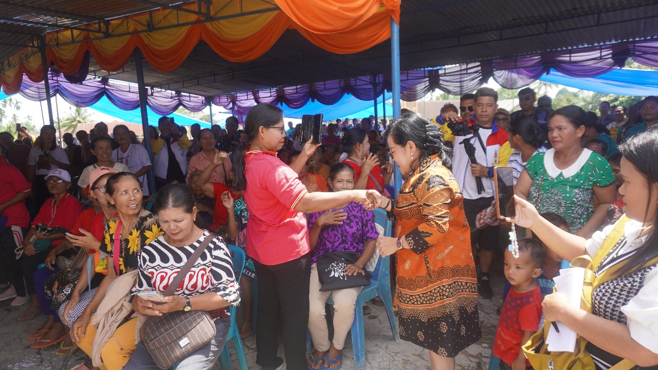 Kaum Ibu Di Dolok Panribuan Yakin RHS - AZI Menang