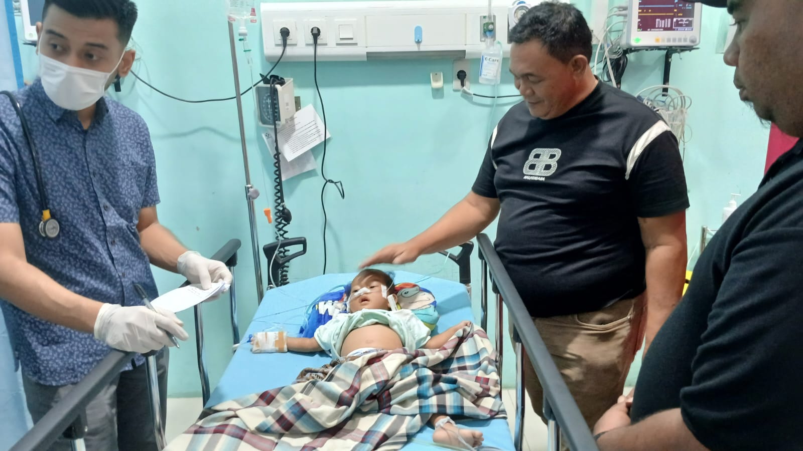 Dapat Laporan Warga Sakit, Anggota DPRD Deliserdang Jenguk Dan Bantu Biaya Rumah Sakit