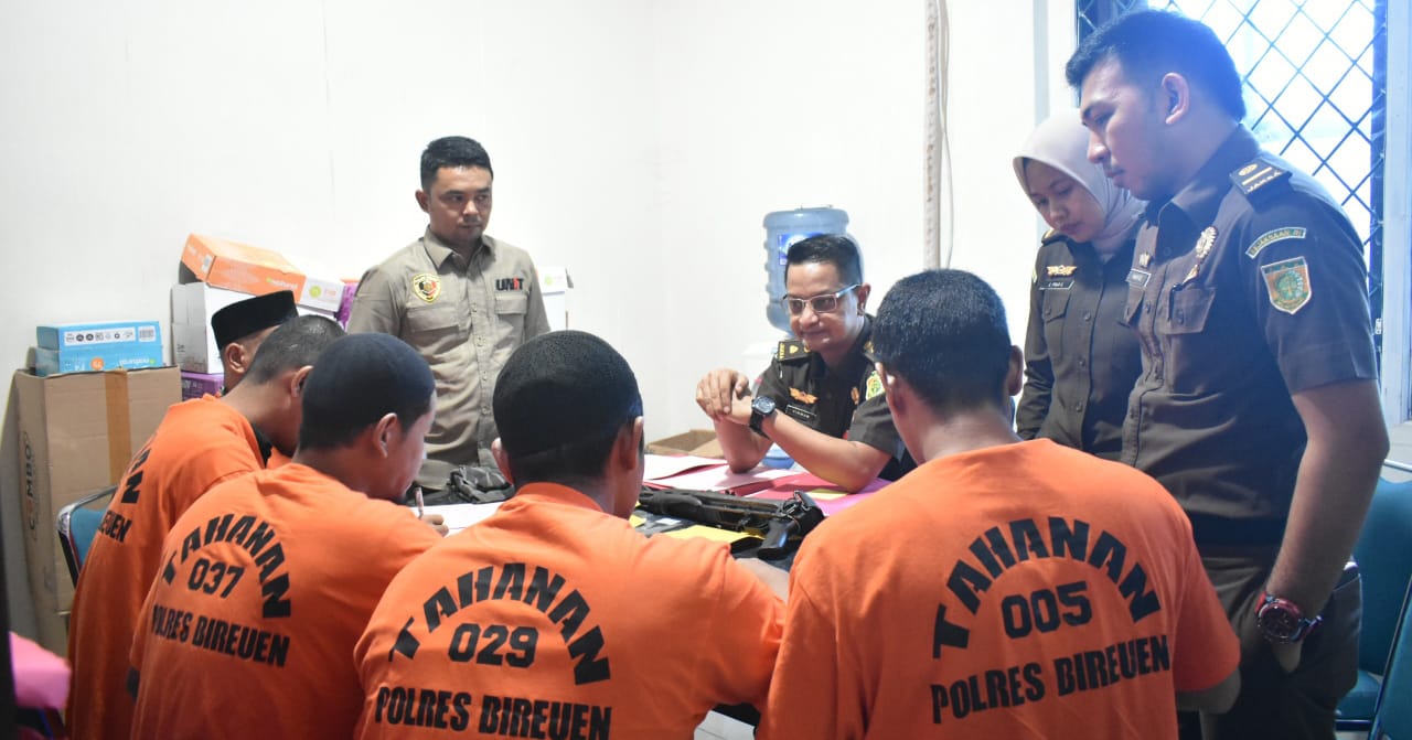 Kejari Bireuen Terima Lima Tersangka Kasus Pengancaman Dengan Senpi