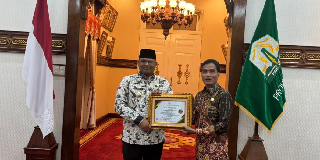 Pj Gubernur Terima Penghargaan Dari Menteri Desa PDTT RI