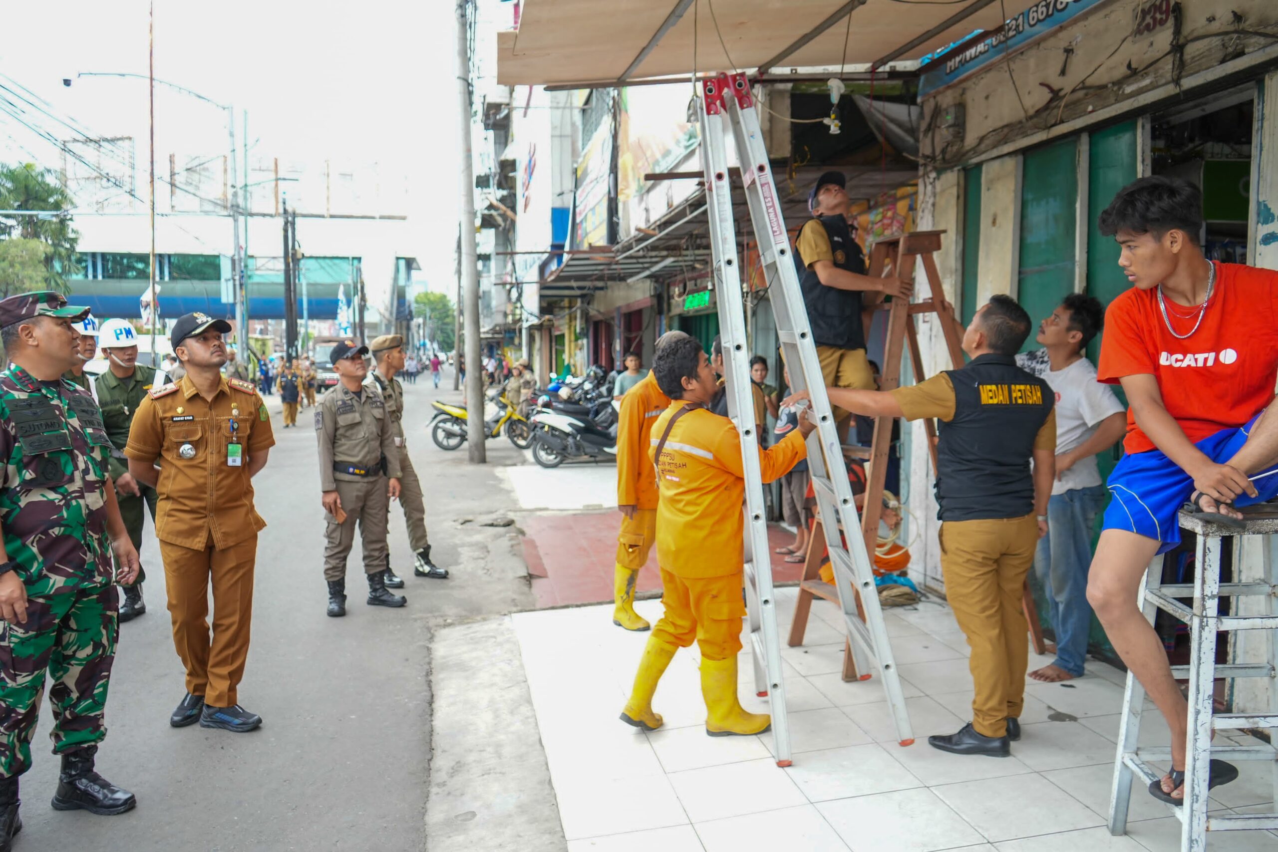 Menyalahi Aturan, Sejumlah Ruko Tempat Usaha Di Kecamatan Medan Petisah Ditertibkan
