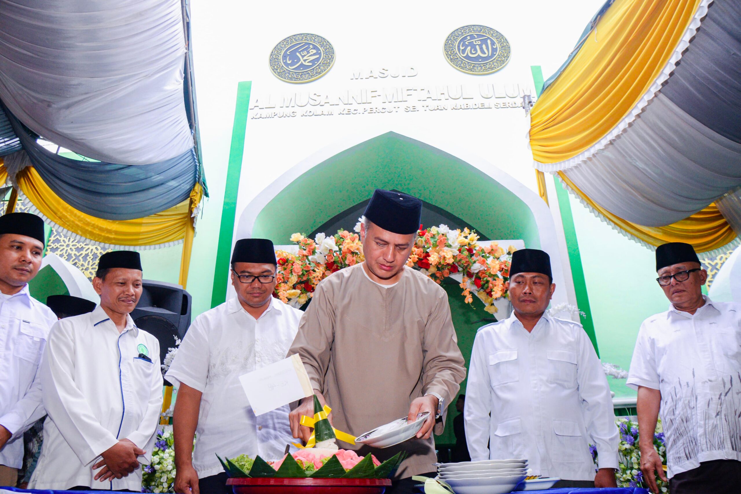 Resmikan Masjid Al Musannif Miftahul Ulum, Bang Ijeck Sambut Hangat dr. Asri Ludin Tambunan