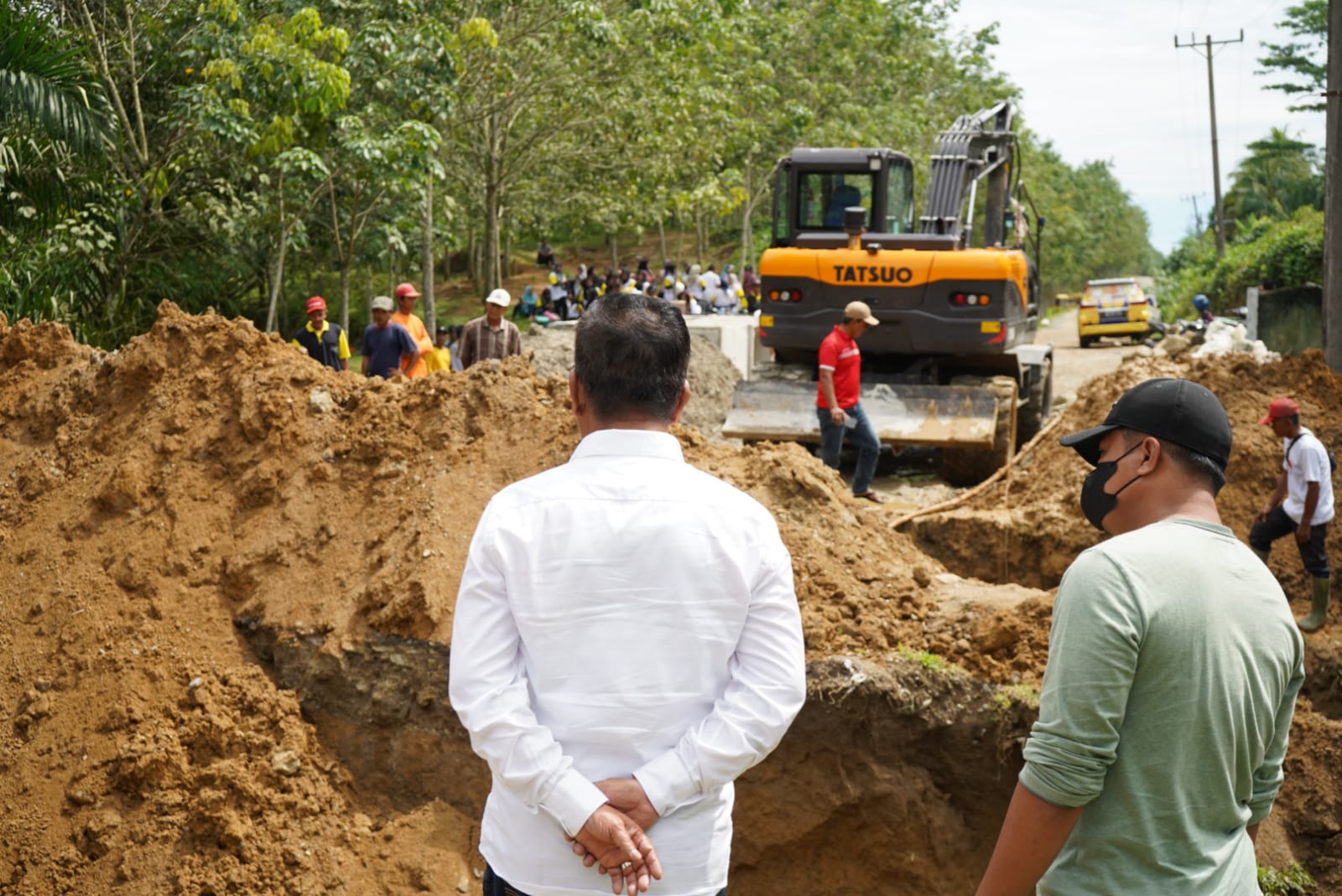 Gerak Cepat RHS Ikut Marharoan Bolon Perbaiki Jalan Longsor Nagori Naga Dolok