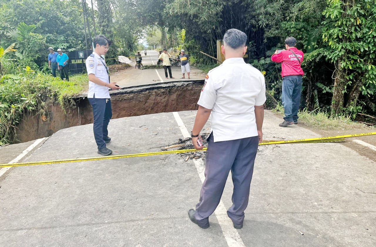 Ruas Jalan Longsor, Arus Transportasi Simalungun - Asahan Putus Total