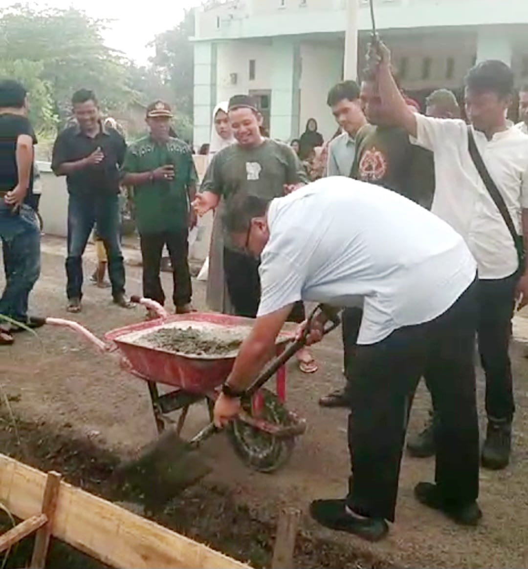 Asri Ludin Tambunan Dan Warga Cor Bahu Jalan Amri Tambunan Di Sunggal