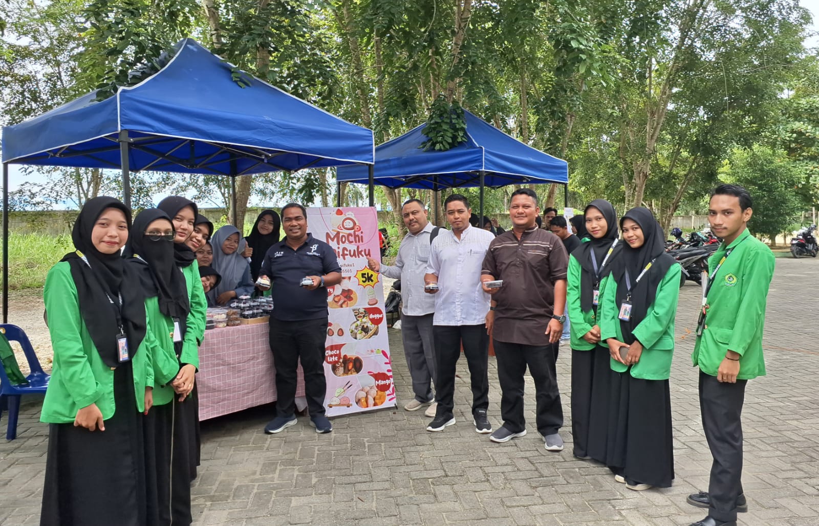 Dekan FTIK IAIN Langsa Tinjau Stand Bazar Kreativitas Mahasiswa Tarbiyah