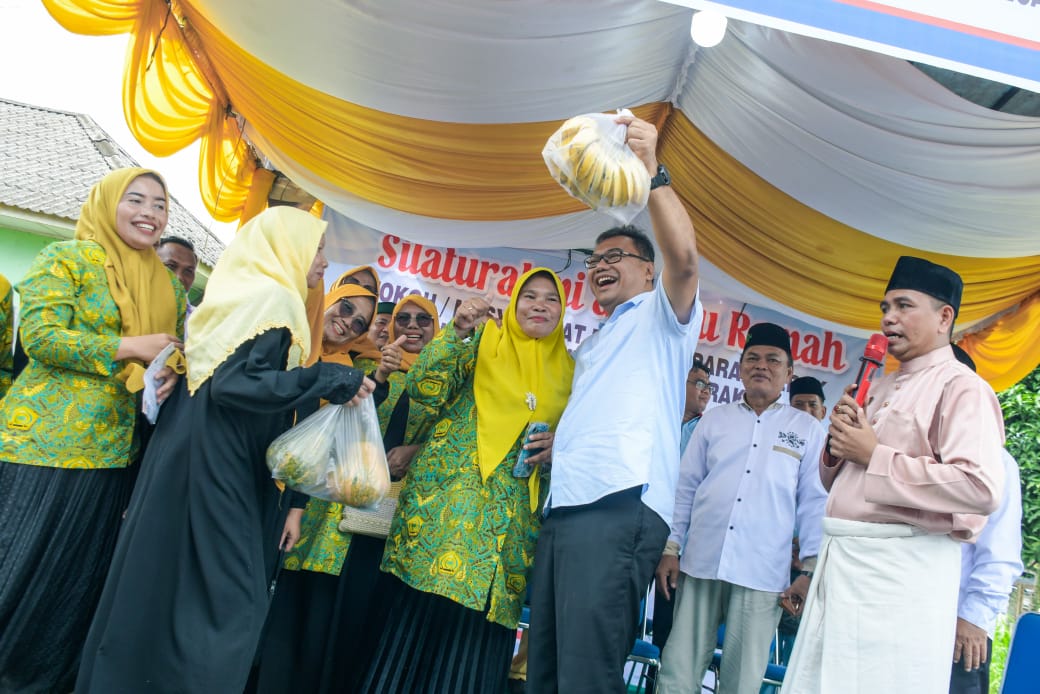Warga Hamparan Perak Serahkan Hasil Pertanian Kepada Dr Asri Ludin Tambunan