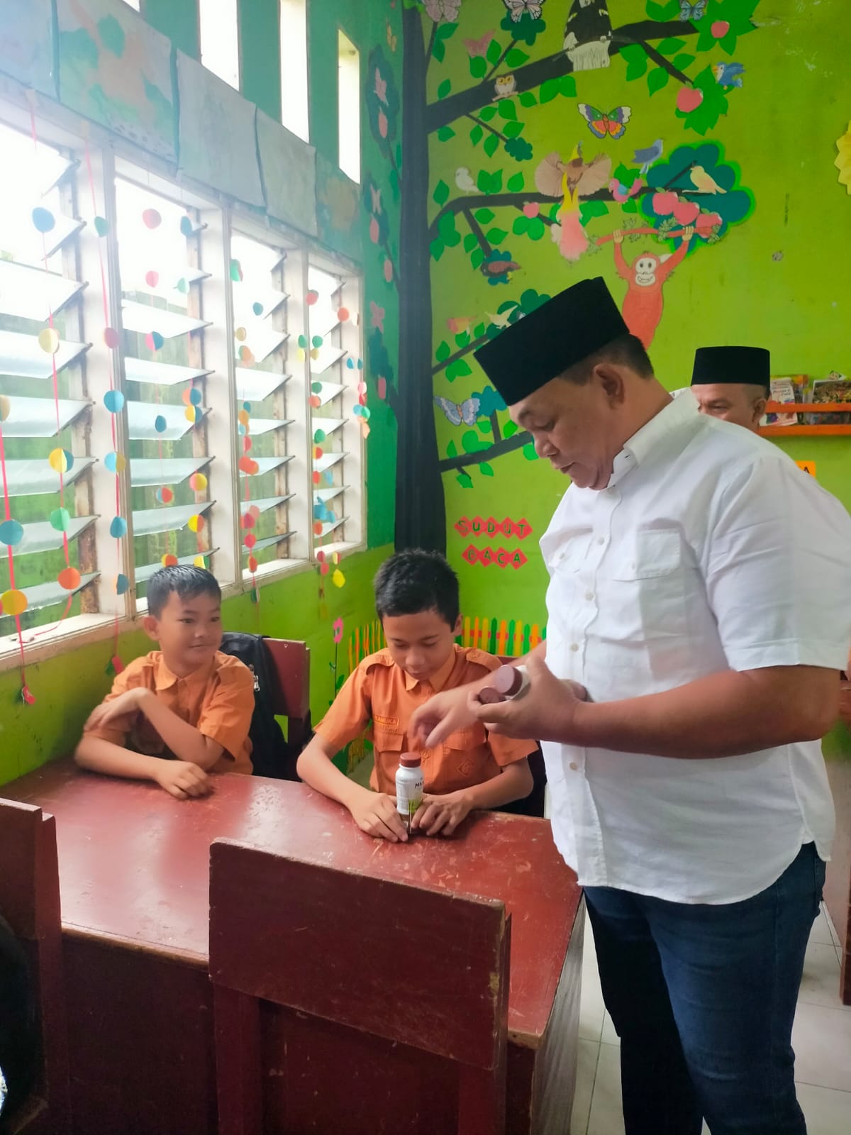 Saat Bantu Susu Gratis, M Dahnil Ginting Prihatin Halaman SDN Sampali Tergenang Air