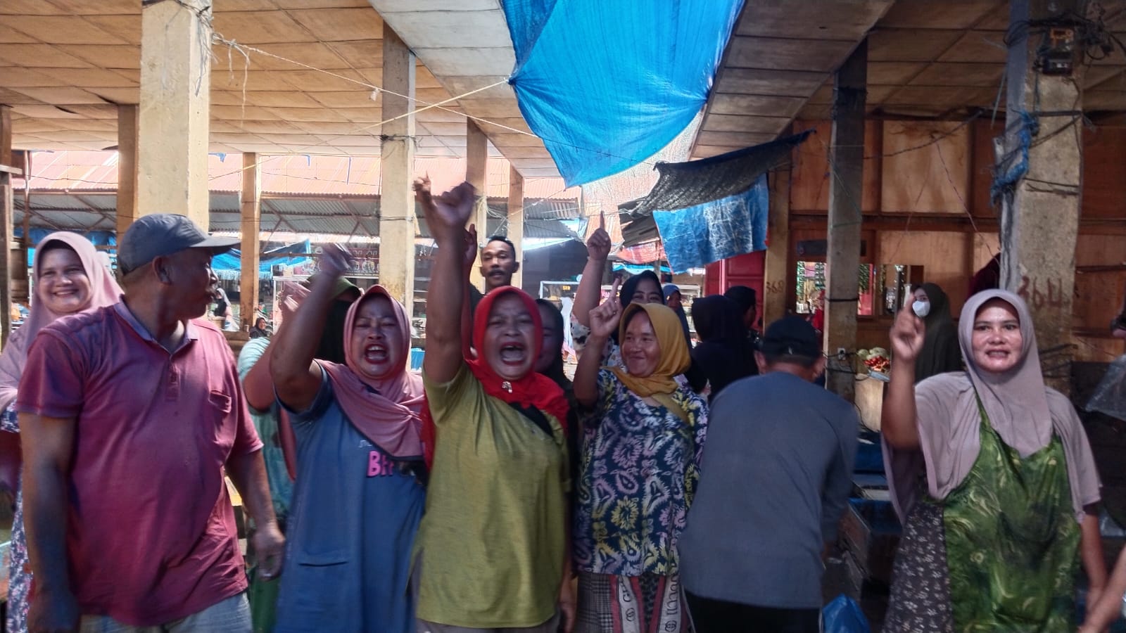 Blusukan Ke Pasar Pagi, Paslon SAH Disambut Yel-yel Menang