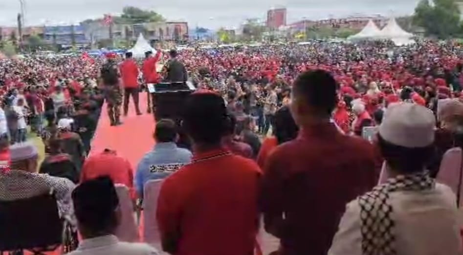 Walau Diguyur Hujan, Belasan Ribu Massa Pendukung 02 SAJA Tetap Antusias