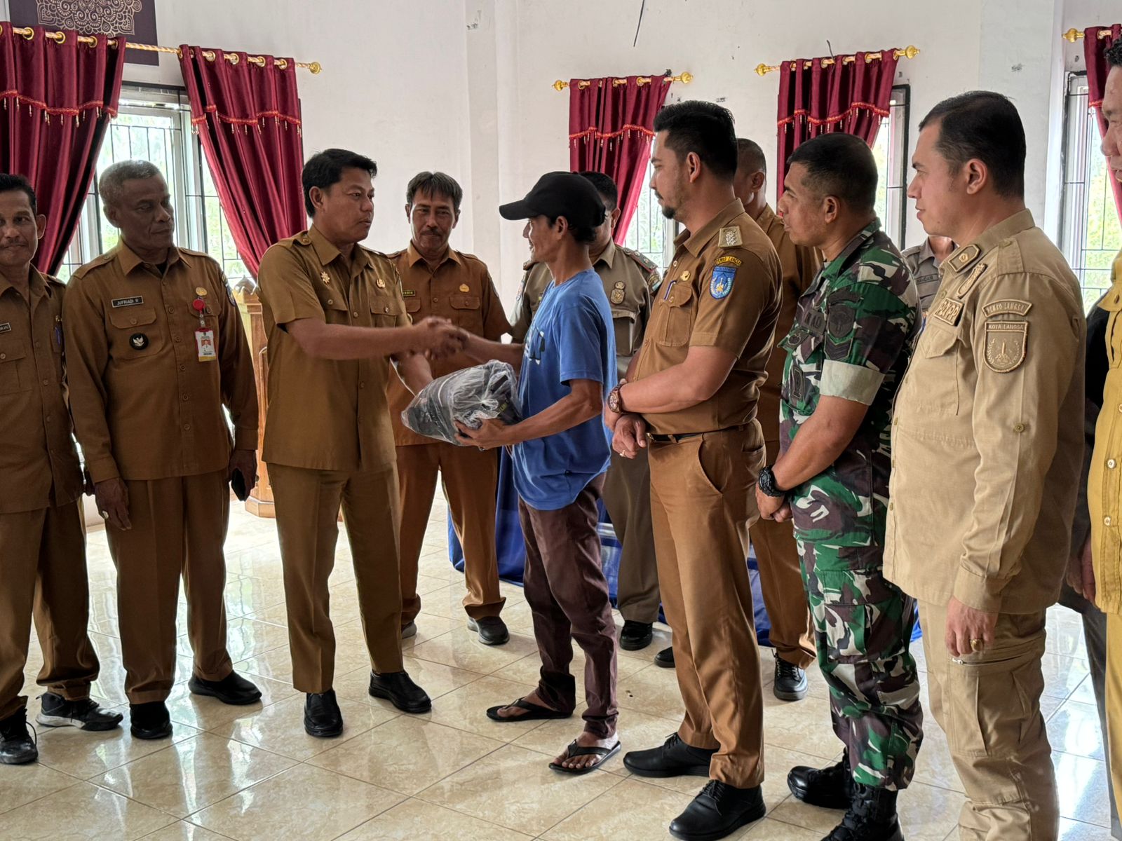 Satlinmas Pam TPS Langsa Barat Terima Seragam