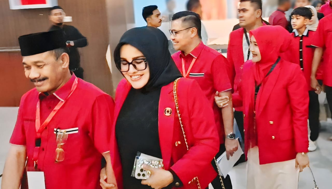 Sarjani-Alzaizi Tiba Di Lokasi Debat Kompak Didampingi Istri
