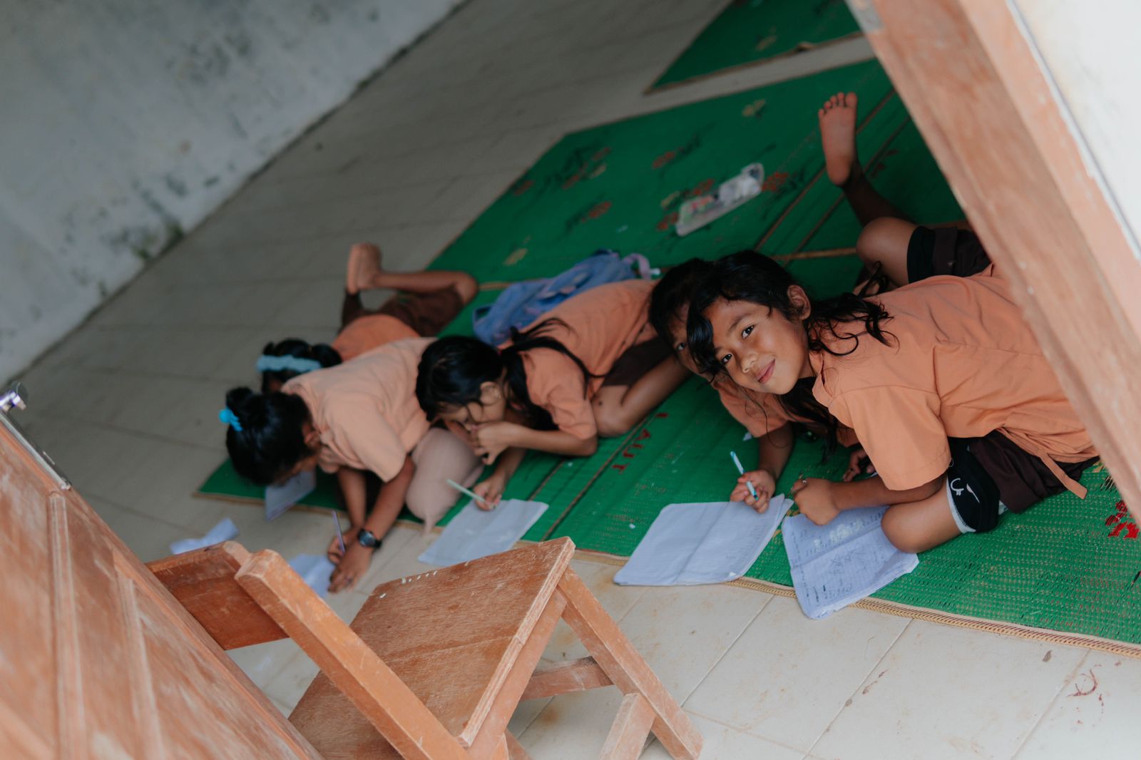 Murid SD Negeri 0574627 Langkat Belajar Beralaskan Tikar