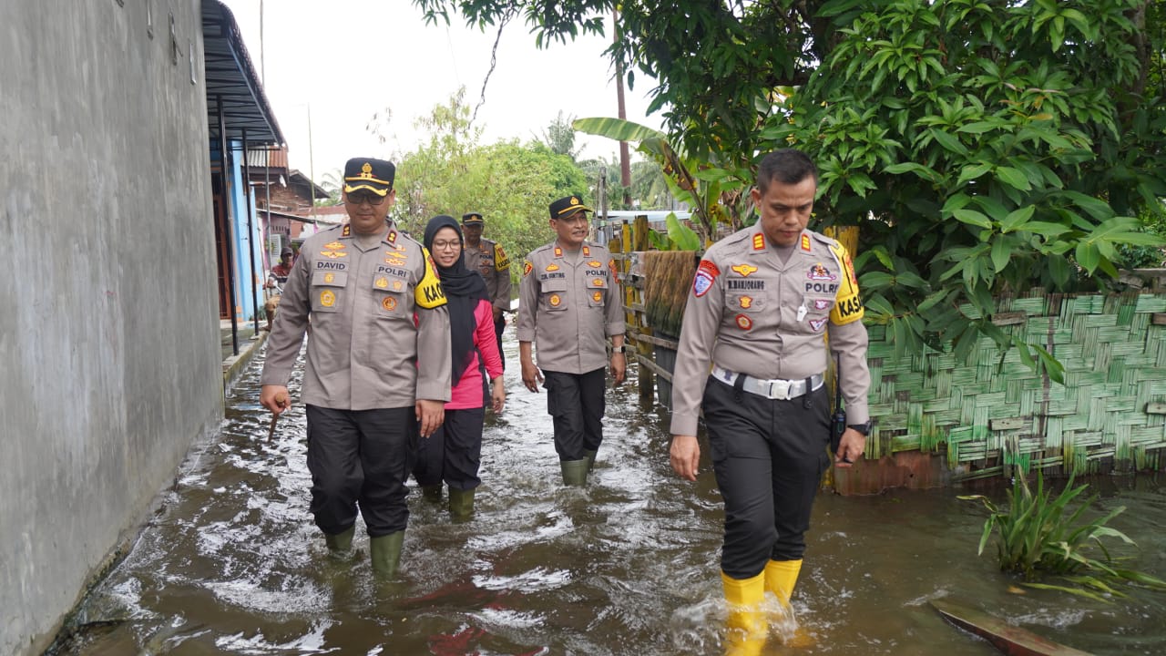 Kapolres Langkat Tinjau Korban Banjir Sekaligus Serahkan Bansos