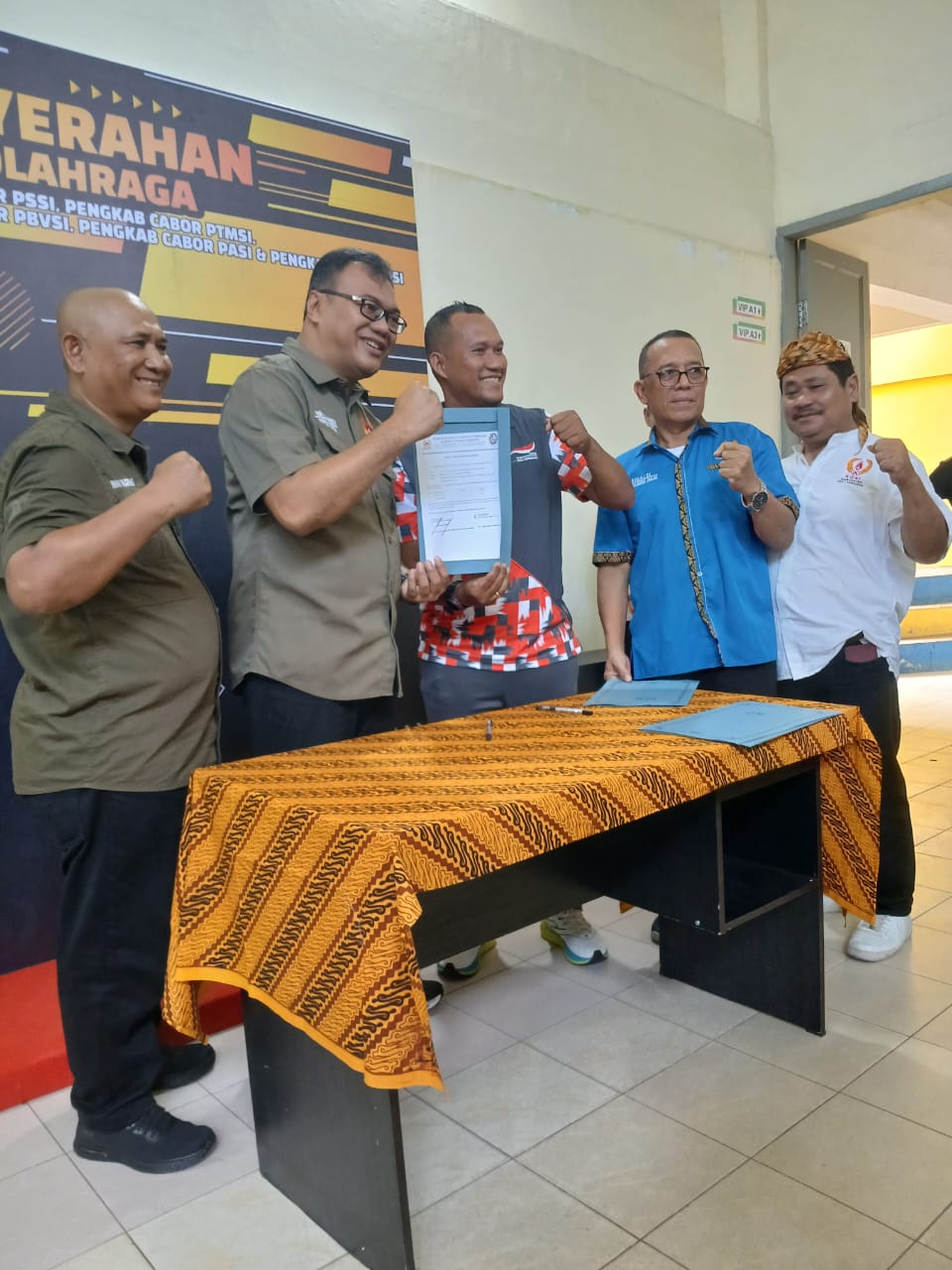 KONI Deliserdang Serahkan Alat Olahraga