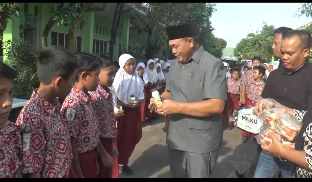 M Dahnil Ginting Bagikan Susu Dan Snack Gratis Ke Sekolah Dasar