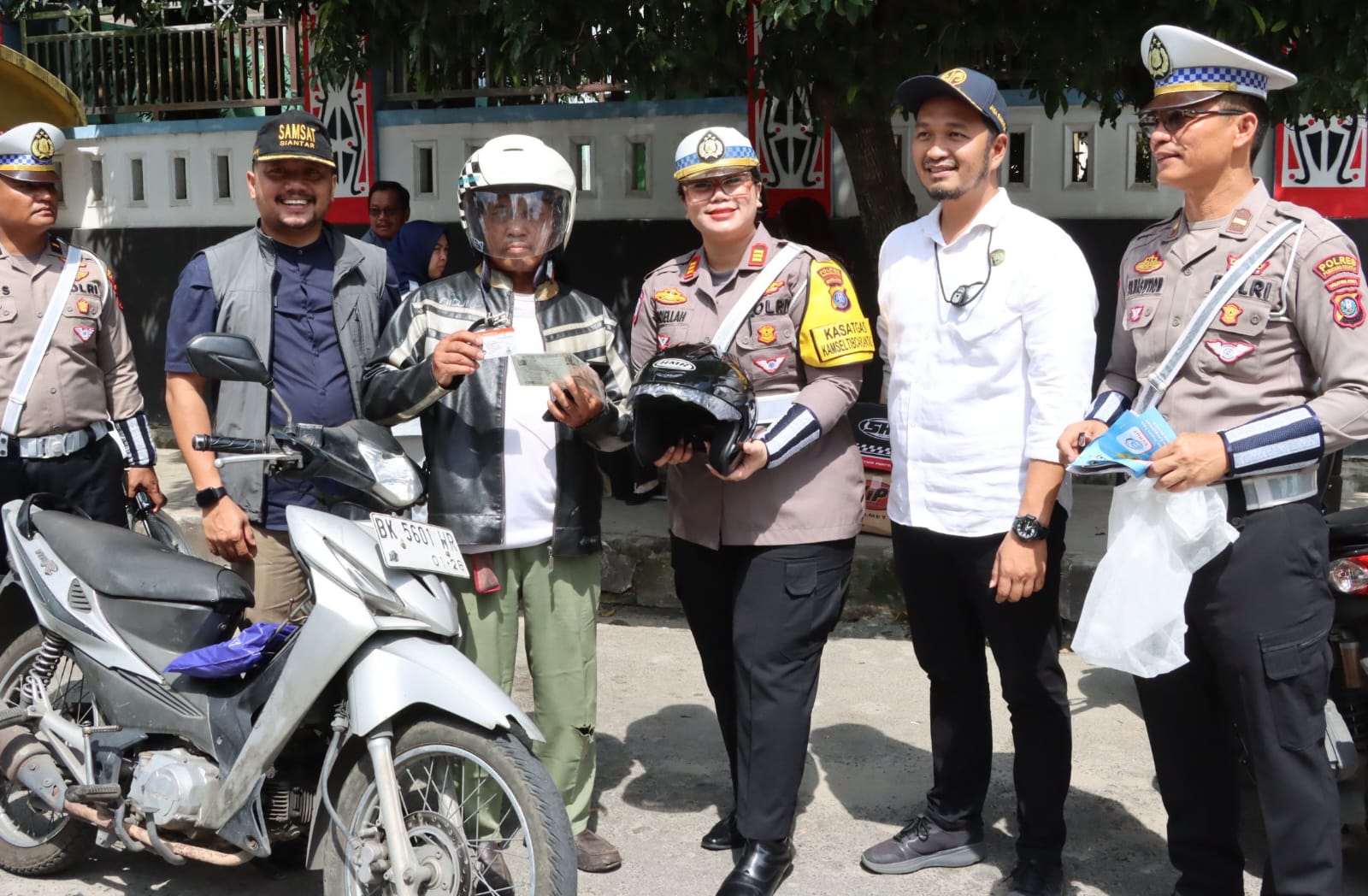 Kasat Lantas Polres P.Siantar Berikan Helm Gratis Yang Patuh Bayar PKB