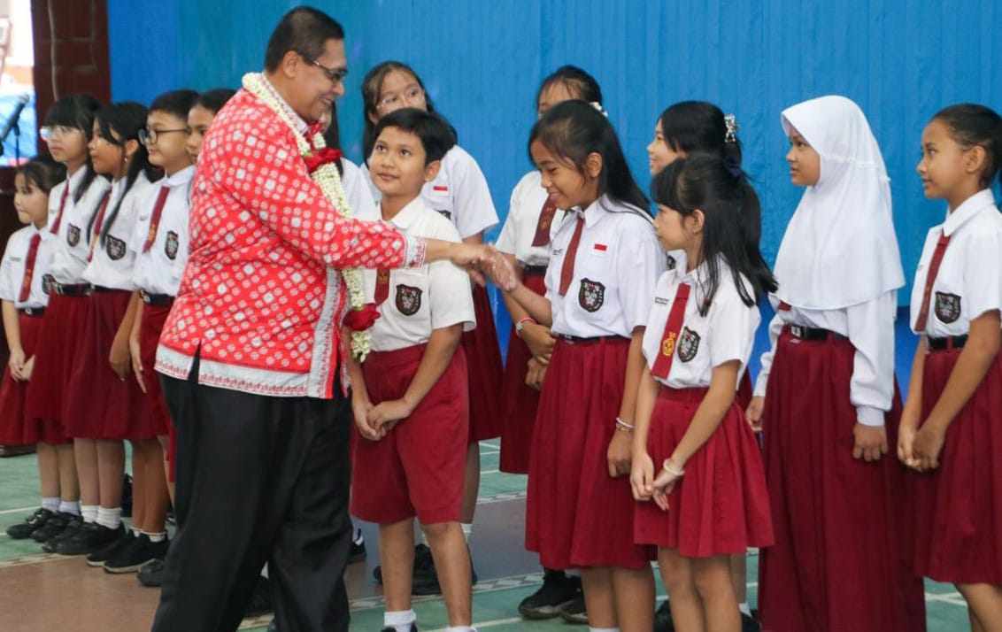 Pjs Wali Kota P.Siantar Bagi KTP Elektronik Pemula Dan KIA