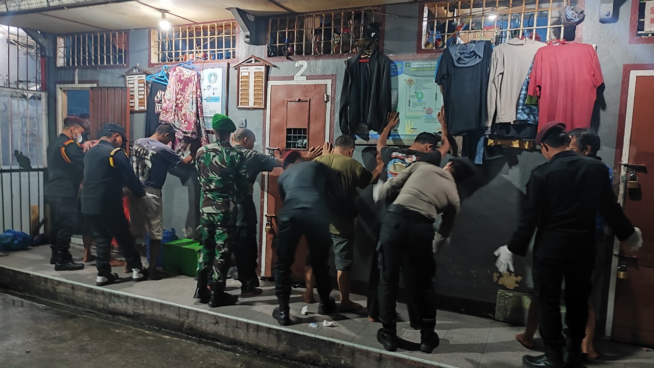 Pastikan Tidak Ada Barang Terlarang Masuk, Rutan Tarutung Dan TNI-POLRI Razia Blok Hunian WBP