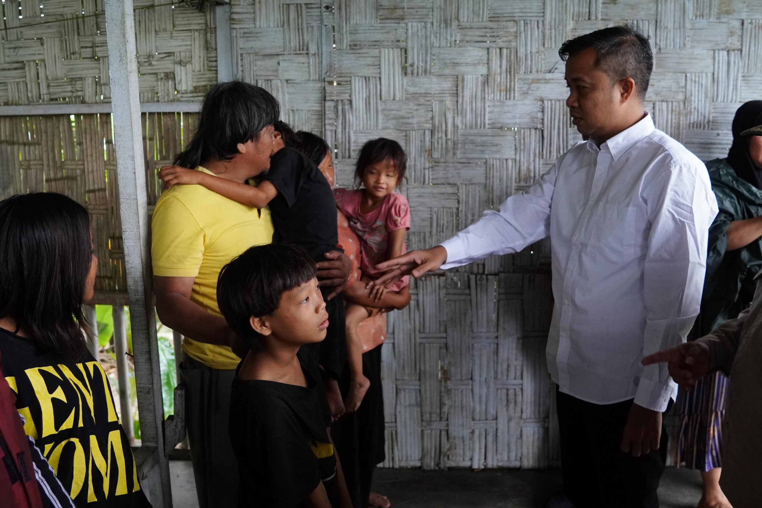 Moettaqien Sewakan Rumah Layak Huni Untuk Satu Keluarga Yang Tinggal Di Kolong Jembatan
