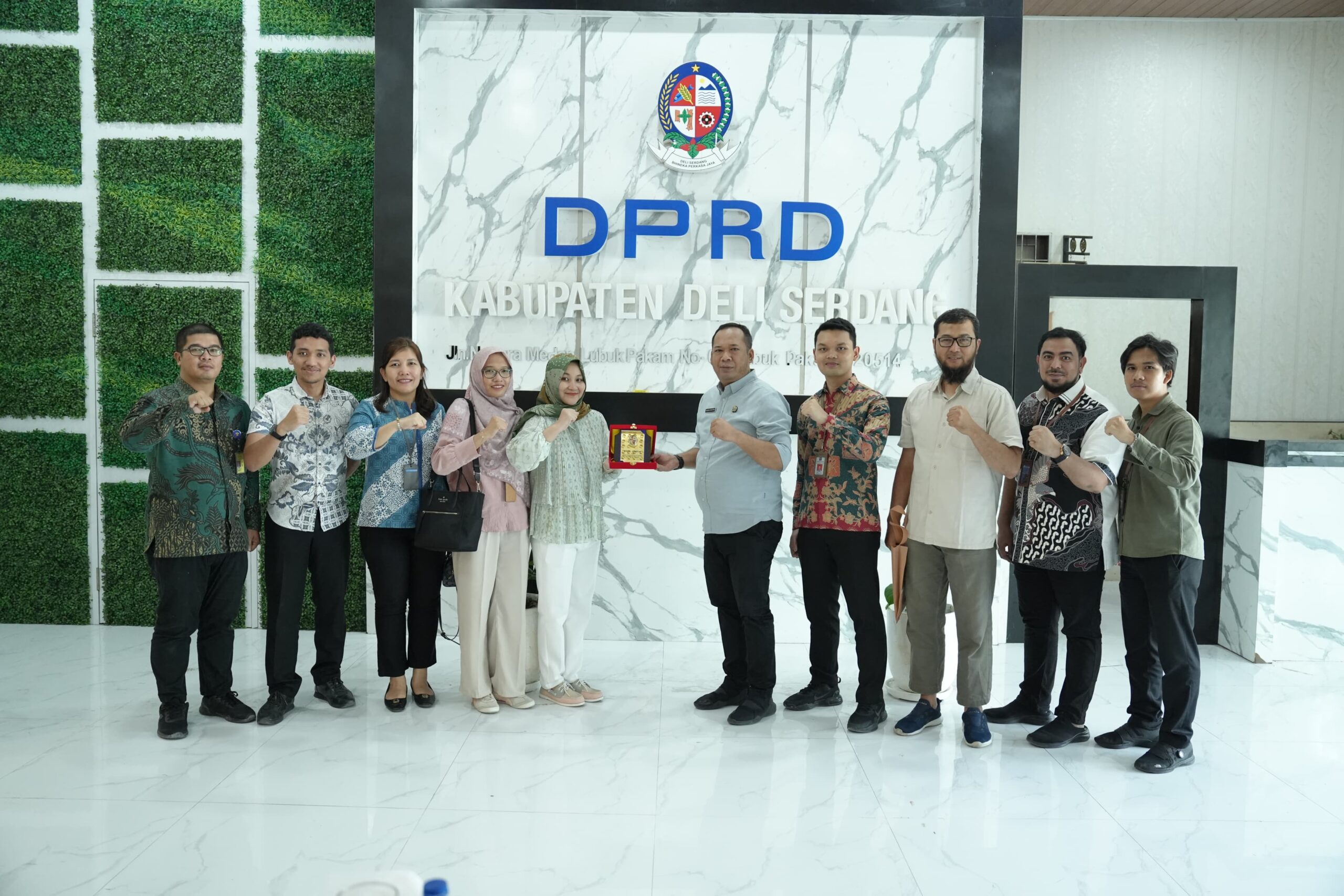Imigrasi Kelas 1 TPI Medan Beri Pelayanan Pembuatan Paspor Di DPRD Deliserdang