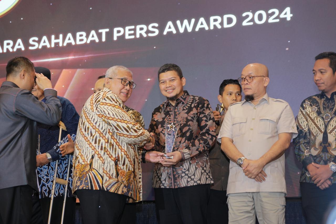 Kooperatif Dengan Media, Plt Dirut Perumda Tirtanadi Ewin Putra Dianugerahi Sahabat Pers 2024