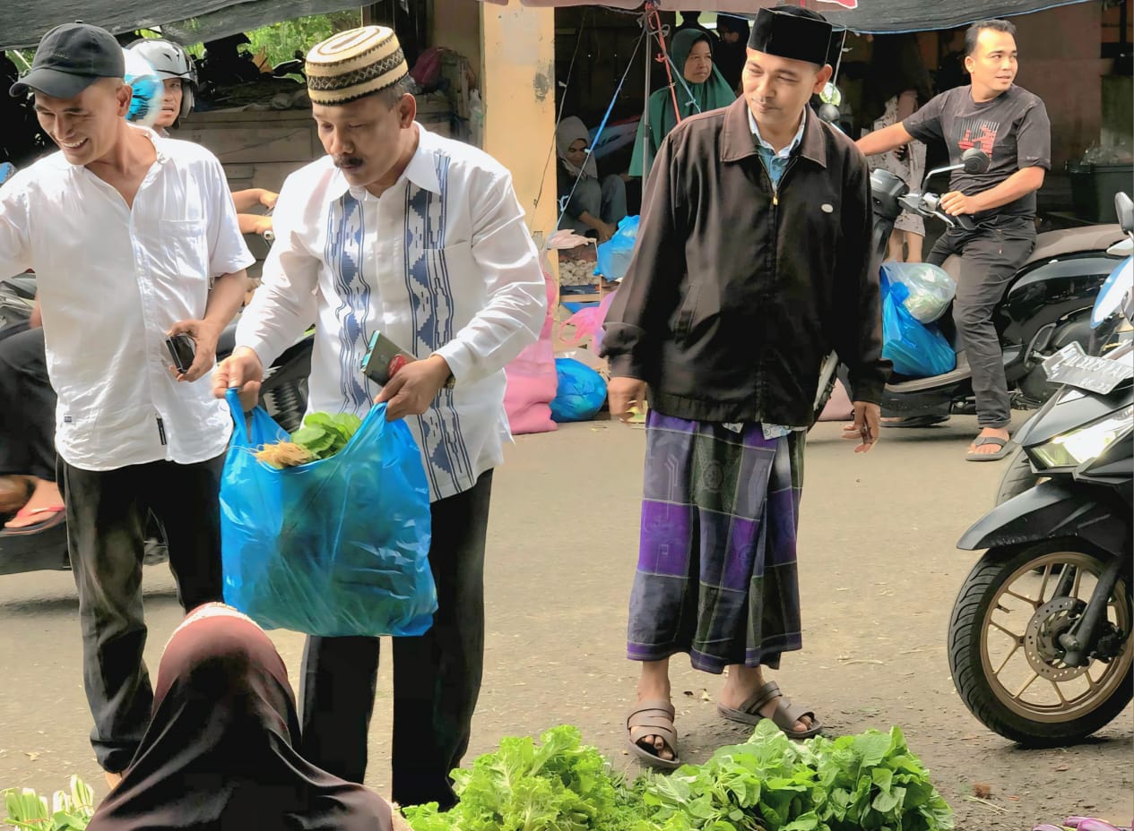 Pulang Shalat Subuh, H Sarjani Pantau Pasar