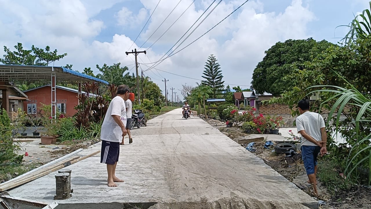 Apresiasi Petani Kepada Pemimpin Dambaan Jalan Pasarodi Dicor Beton