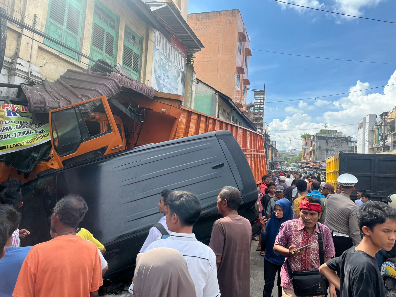 Kecelakaan Beruntun, Truk Seruduk 2 Mobil Dan Belasan Motor Di Jalinsum Kotapinang