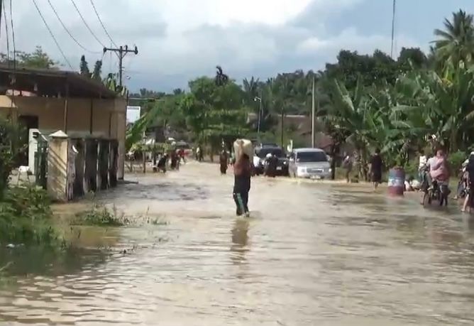 Sungai Kanan Meluap, Jalinsum Langgapayung-Gunungtua Terendam Banjir
