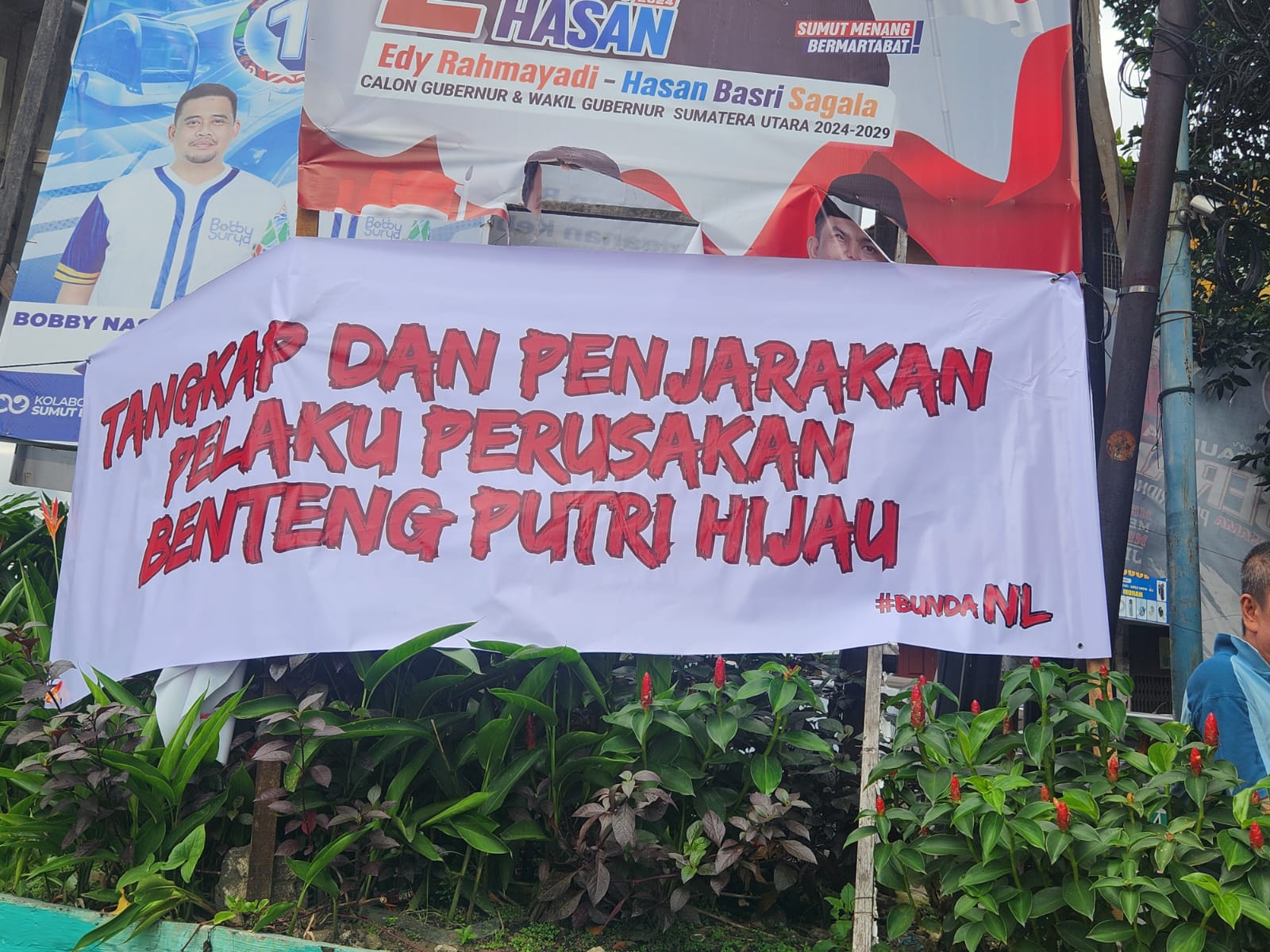 Spanduk Tangkap dan Penjarakan Pelaku Perusakan Benteng Putri Hijau Muncul Di Medan